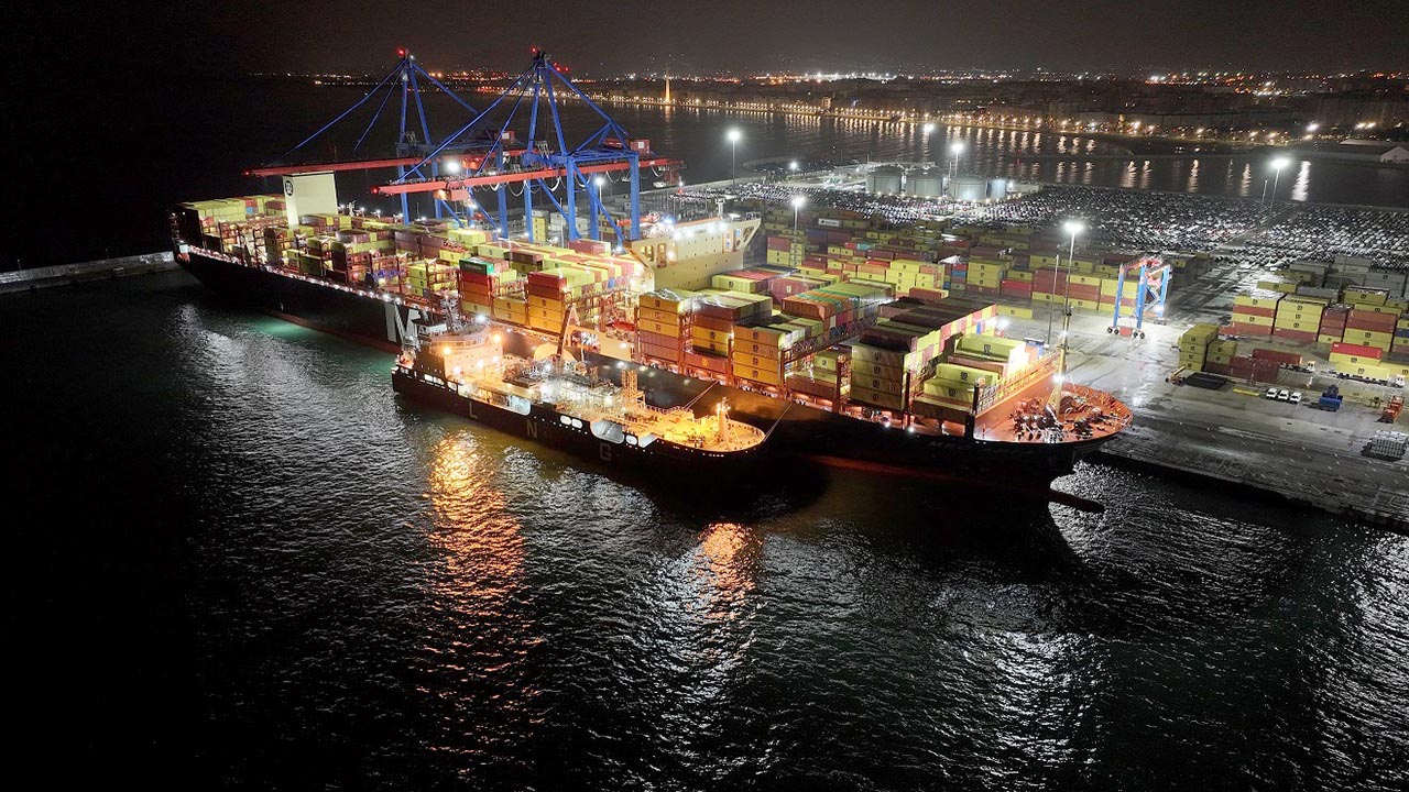 El Avenir Aspiration suministra GNL al portacontenedores MSC Adya, en el puerto de Málaga.