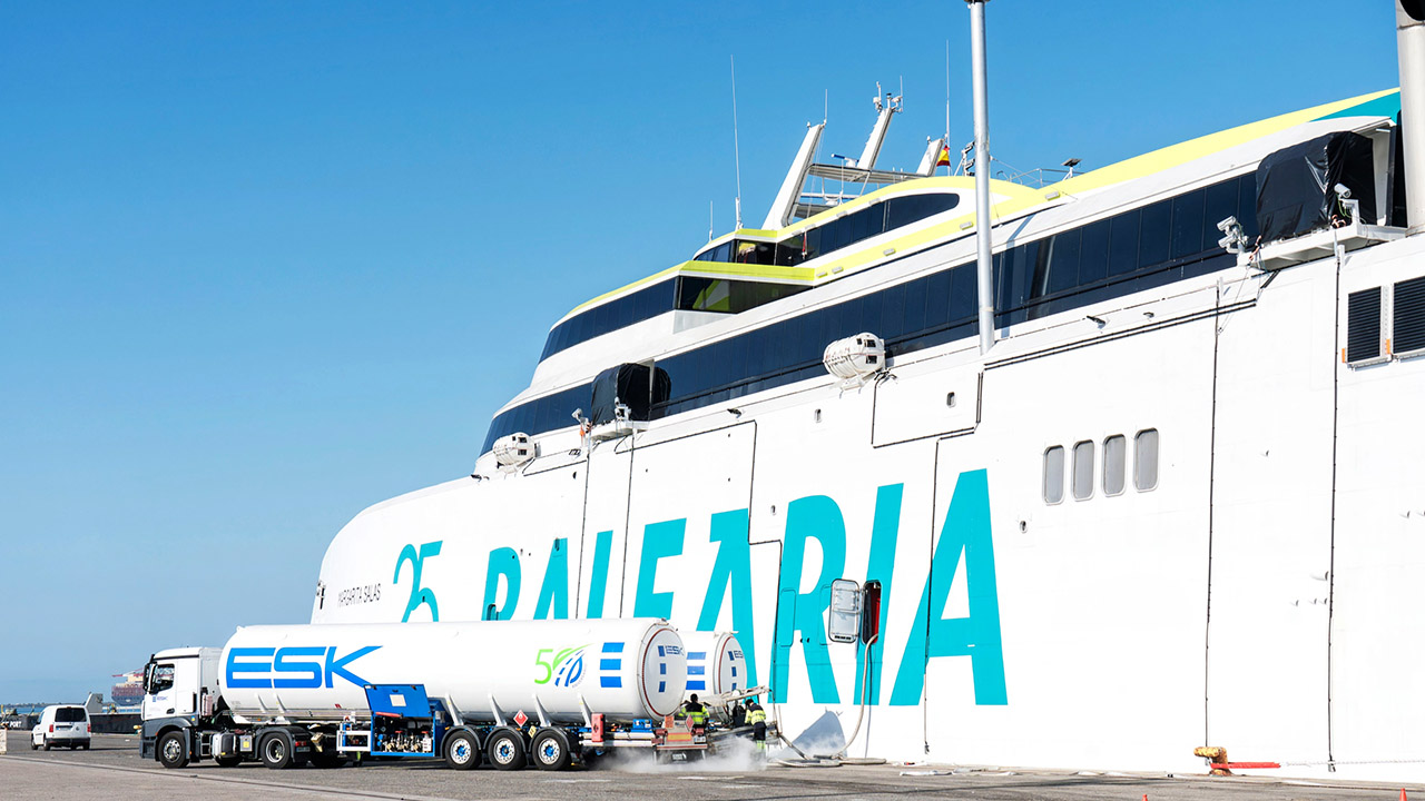 Camiones cisterna suministran GNL como combustible al fast ferry Margarita Salas de Baleària en el puerto de Barcelona.