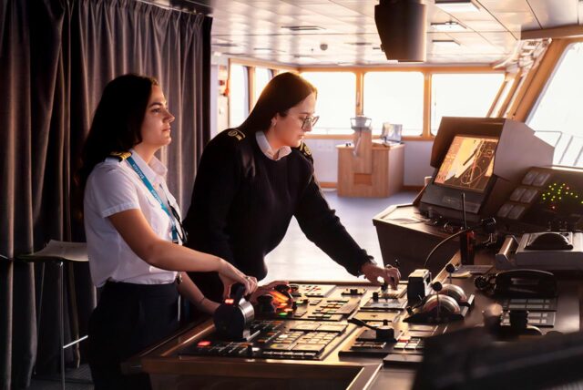 Tripulación femenina en el puente de mando del Abel Matutes / Vicens Gimenez.