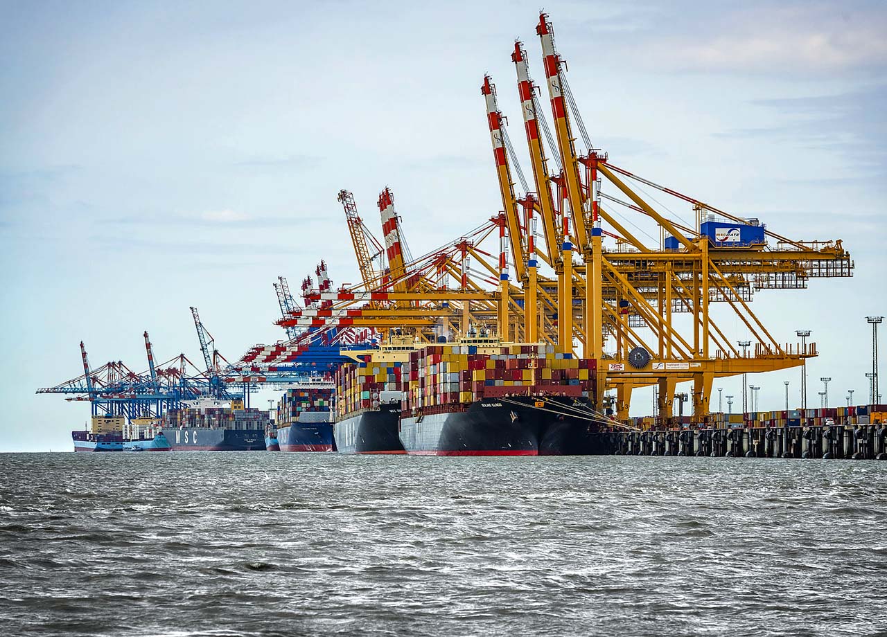 Portacontenedores en la terminal del puerto alemán de Bremerhaven.