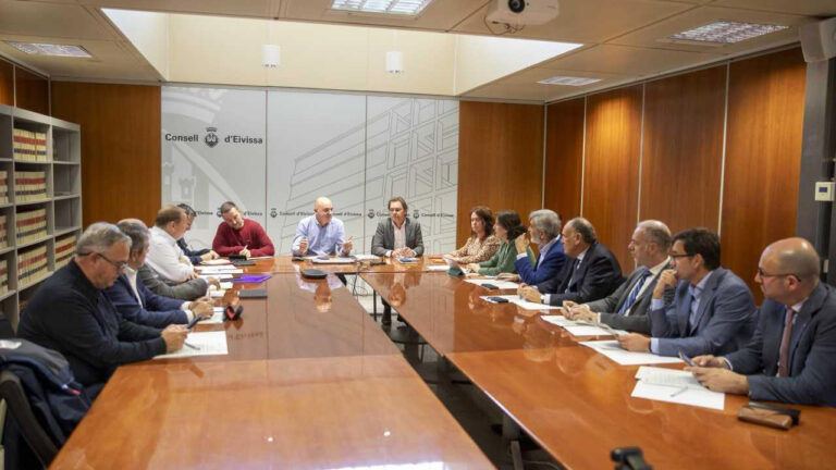 Reunión de ANAVE y sus navieras asociadas que operan en Baleares, con el presidente del Consell d'Eivissa en el puerto de Ibiza / CONSELL D'EIVISSA.
