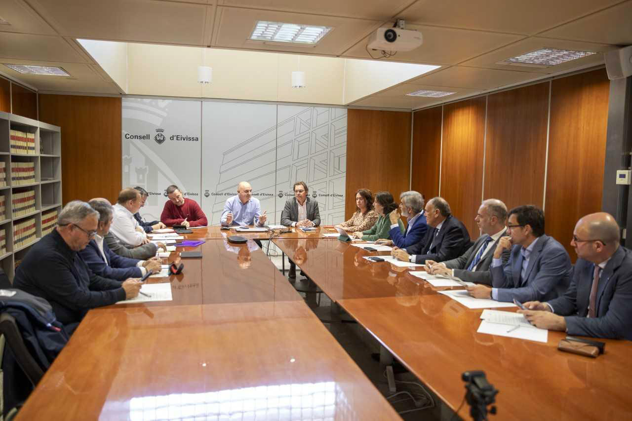 Reunión de ANAVE y sus navieras asociadas que operan en Baleares, con el presidente del Consell d'Eivissa en el puerto de Ibiza / CONSELL D'EIVISSA.