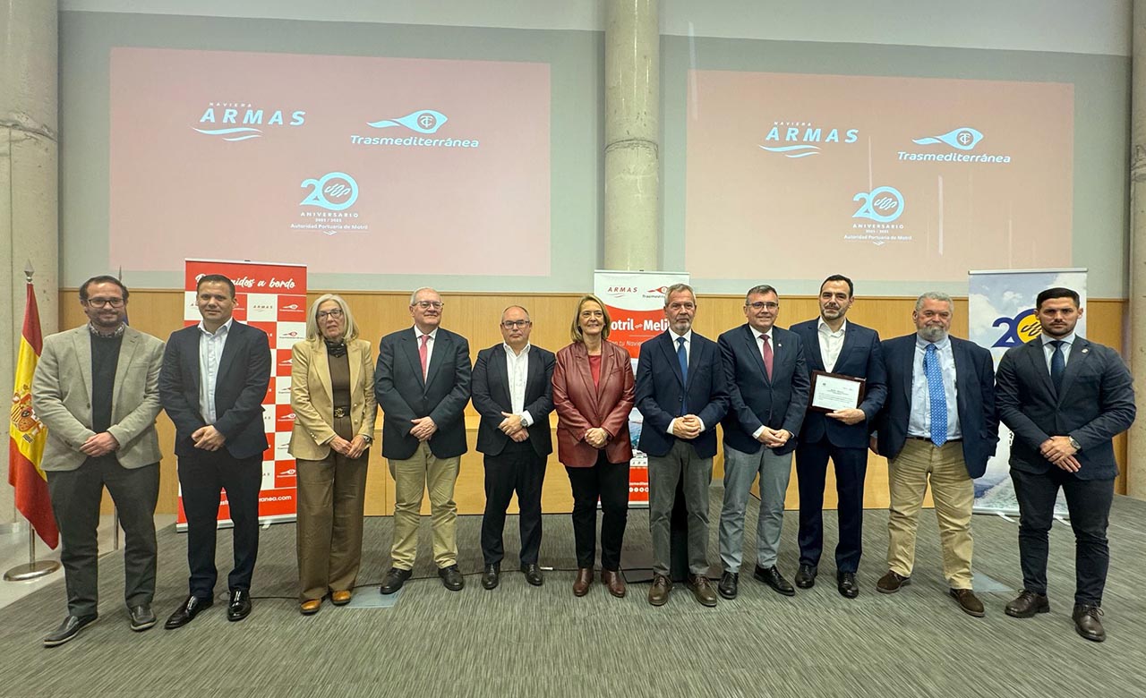 Foto de familia de la presentación de la nueva línea de Armas Trasmediterránea en el puerto de Motril.