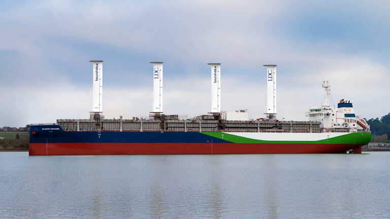 El buque Atlantic Orchard, fletado por Louis Dreyfus, en las instalaciones del astillero Astander, en Santander.