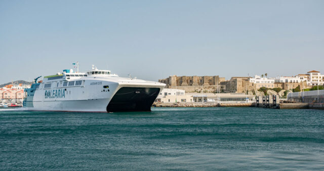 El ferry de Baleària, Avemar Dos, durante sus pruebas de atraque en el puerto de Tarifa (Cádiz).