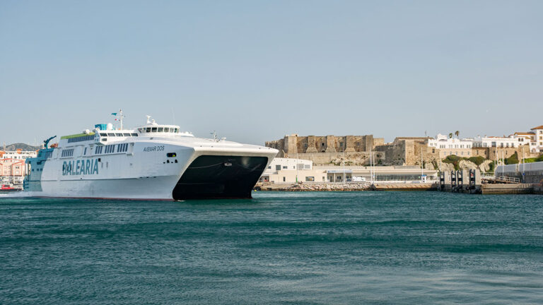El ferry de Baleària, Avemar Dos, durante sus pruebas de atraque en el puerto de Tarifa (Cádiz).