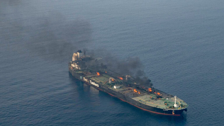 Incendio en la cubierta del petrolero MV Sounion, atacado por los hutíes en el mar Rojo.