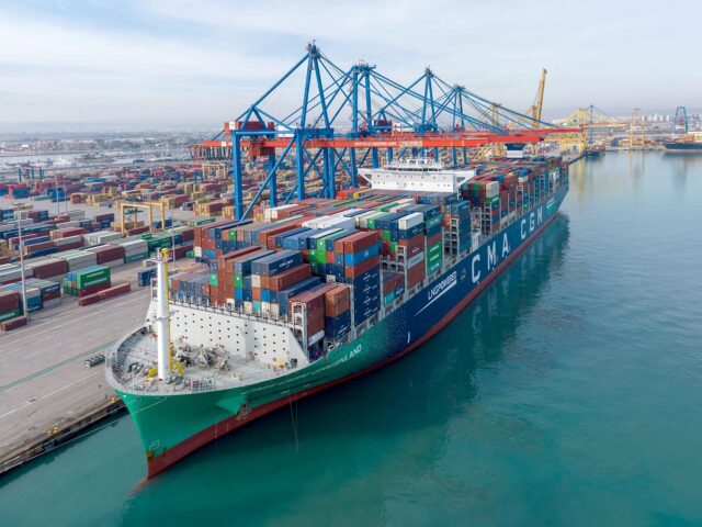 Un portacontenedores de CMA CGM en la terminal del puerto de Valencia / CSP SPAIN.