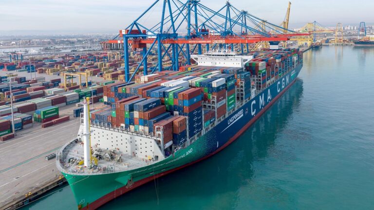 Un portacontenedores de CMA CGM en la terminal del puerto de Valencia / CSP SPAIN.