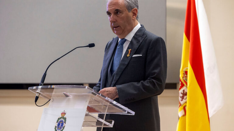 Juan Riva, durante su discurso de ingreso en la Real Academia de la Mar.