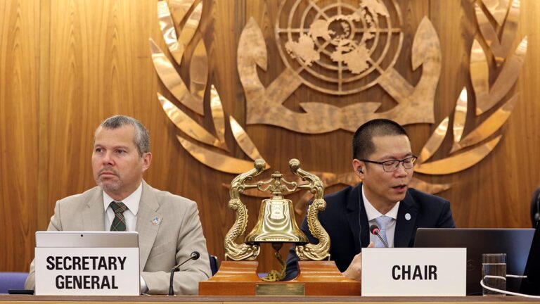 El secretario general de la OMI, Arsenio Dominguez; y el presidente del FAL 49, Watchara Chiemanukulkit.
