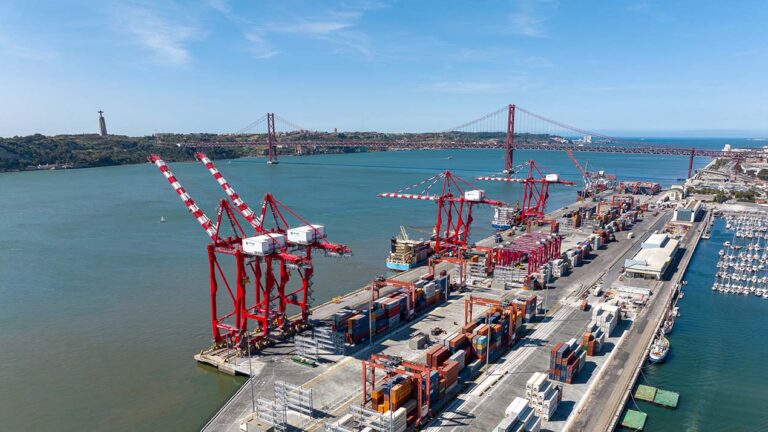 Terminal de contenedores del puerto de Lisboa.