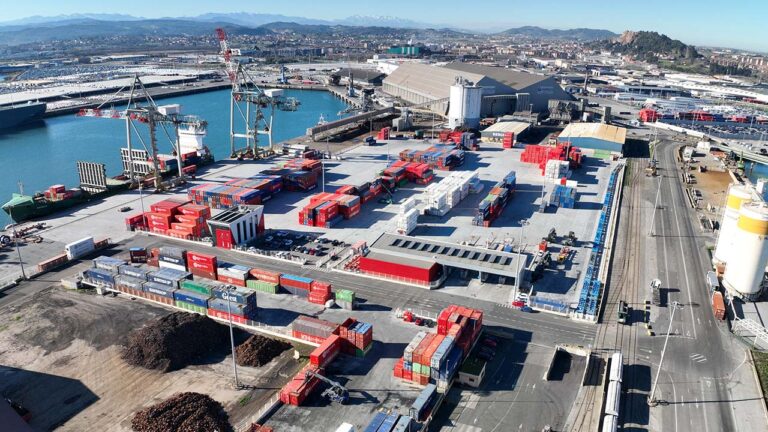 La terminal de contenedores de Boluda en el puerto de Santander / AP SANTANDER.