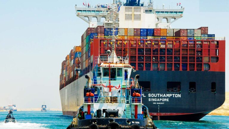 Un portacontenedores navega por el canal de Suez.