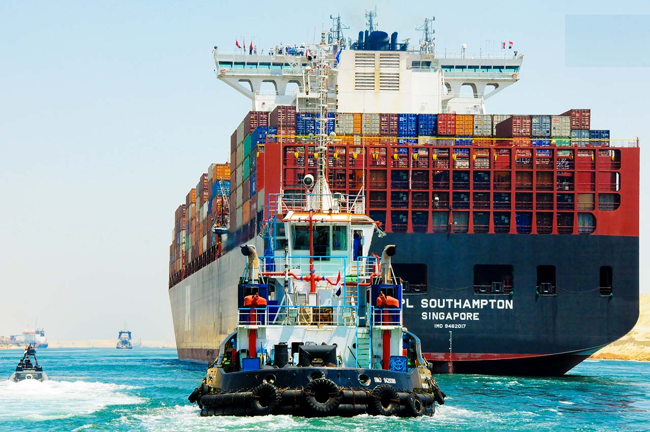 Un portacontenedores navega por el canal de Suez.