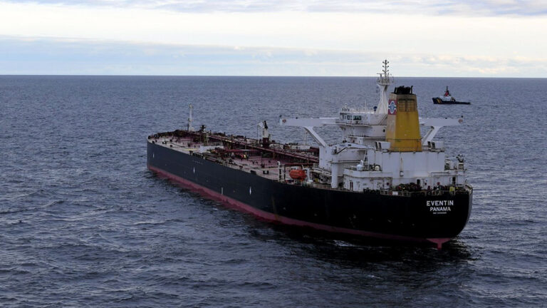 El petrolero Eventin, presuntamente perteneciente a la llamada flota fantasma rusa, detenido por las autoridades alemanas el pasado mes de marzo / Havariekommando.
