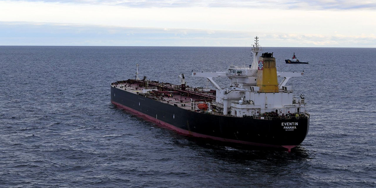 El petrolero Eventin, presuntamente perteneciente a la llamada flota fantasma rusa, detenido por las autoridades alemanas el pasado mes de marzo / Havariekommando.