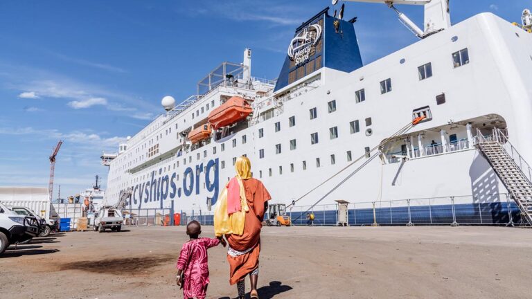 El pequeño Amadou, primer paciente del buque hospital Global Mercy, antes de su intervención.