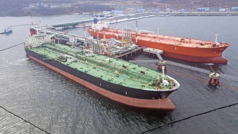 Dos petroleros cargan crudo en una terminal.