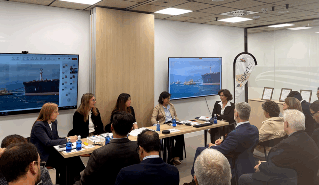 De izquierda a derecha, Araiz Basurko, Clara Lazcano, Ángela Pazó, Ana Núñez y Elena Seco, durante la presentación del informe en Siport 21.