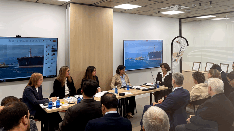 De izquierda a derecha, Araiz Basurko, Clara Lazcano, Ángela Pazó, Ana Núñez y Elena Seco, durante la presentación del informe en Siport 21.