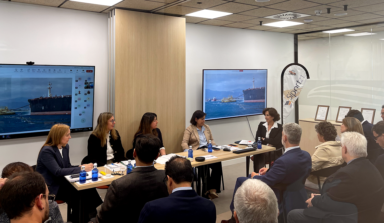 De izquierda a derecha, Araiz Basurko, Clara Lazcano, Ángela Pazó, Ana Núñez y Elena Seco, durante la presentación del informe en Siport 21.