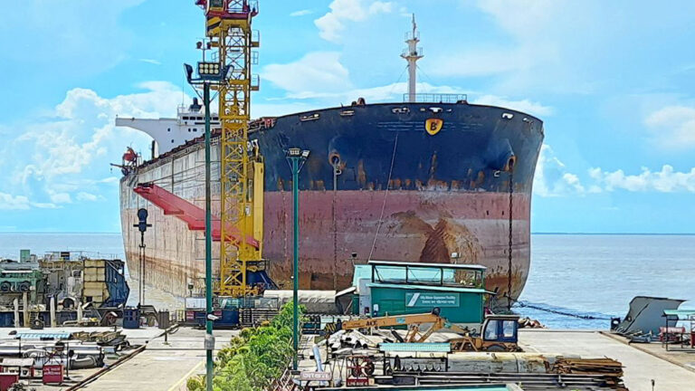 Un buque granelero aguarda para ser desguazado en una instalación de Bangladés.