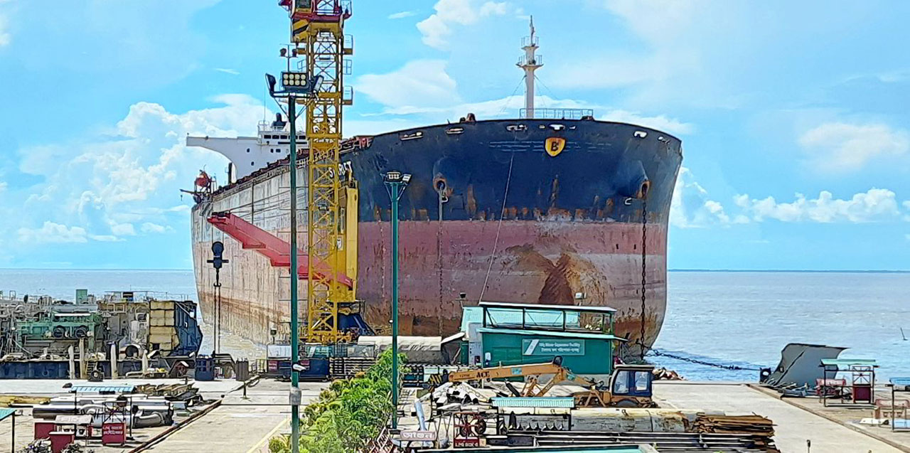 Un buque granelero aguarda para ser desguazado en una instalación de Bangladés.