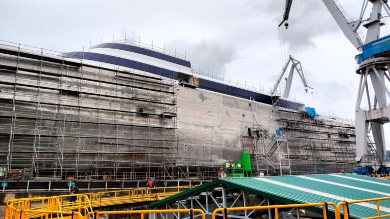 El nuevo fast ferry catamarán de Baleària en las instalaciones de Astilleros Armon de Gijón.