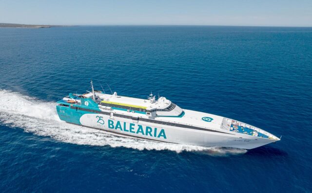 El fast ferry Ramón Llull de Balearia conecta los puertos de Denia e Ibiza.