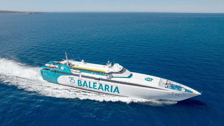 El fast ferry Ramón Llull de Balearia conecta los puertos de Denia e Ibiza.