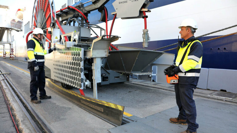 El sistema de conexión eléctrica a tierra de la terminal de Grimaldi en el puerto de Barcelona.