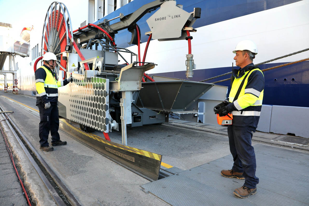 grimaldi-emisiones-ops-barcelona El sistema de conexión eléctrica a tierra de la terminal de Grimaldi en el puerto de Barcelona.