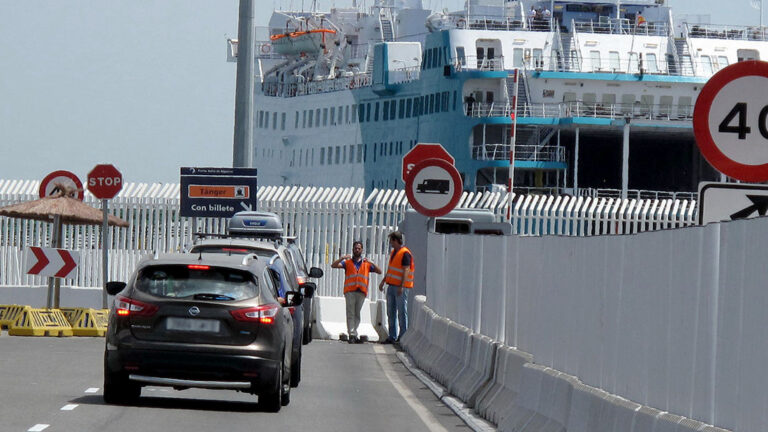 Vehículos esperando a embarcar en el puerto de Algeciras durante la Operación Paso del Estrecho