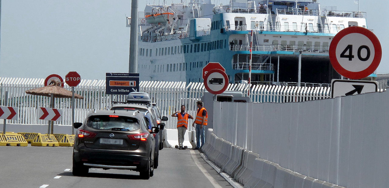 Vehículos esperando a embarcar en el puerto de Algeciras durante la Operación Paso del Estrecho