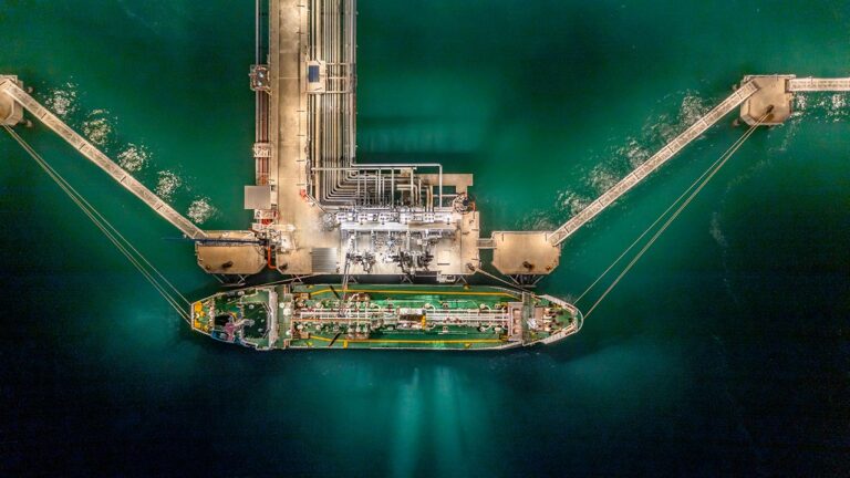 Un petrolero de productos en una terminal portuaria.