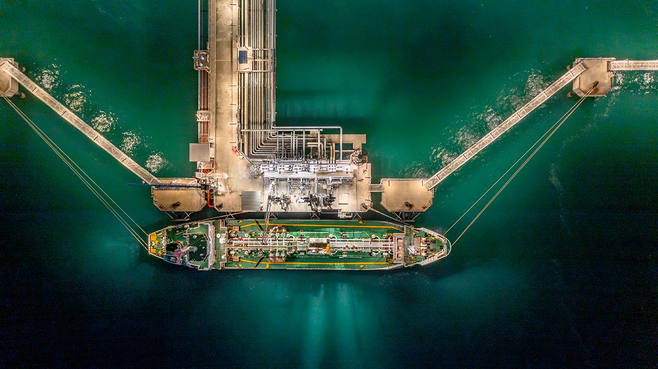 Aerial top view oil tanker ship at terminal industrial port at n Un petrolero de productos en una terminal portuaria.