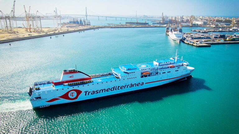 El ro-ro Ciudad de Valencia, de Armas Trasmeditrranea, en el puerto de Cádiz.