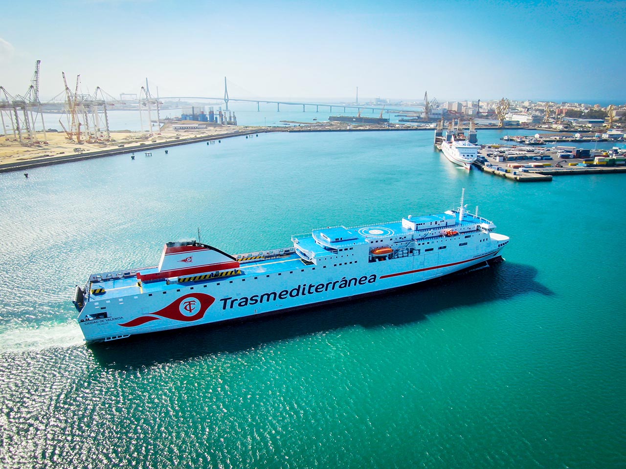 El ro-ro Ciudad de Valencia, de Armas Trasmeditrranea, en el puerto de Cádiz.