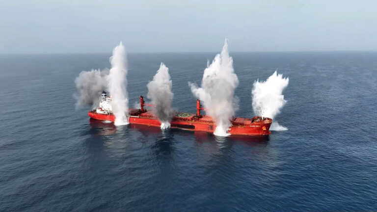 Momento en el que los hutíes detonan las cargas en el casco del Magic Seas para hundirlo.