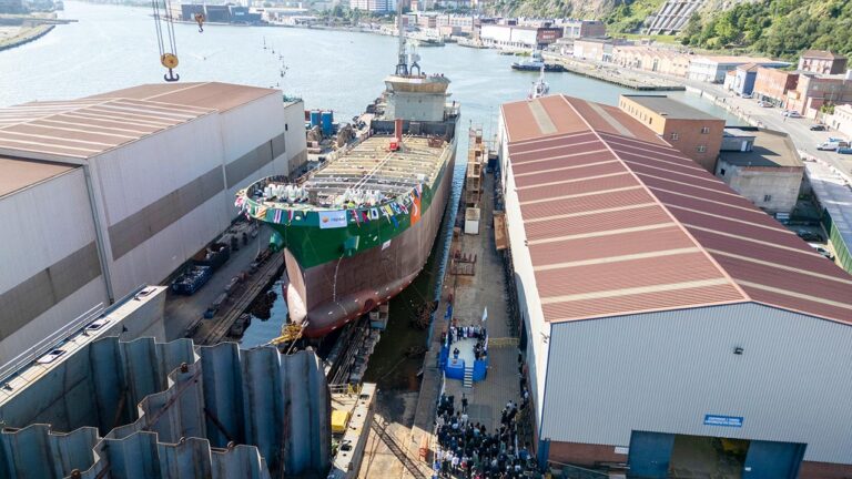La botadura del Bahía Candela en los Astilleros de Murueta en Erandio (Vizcaya).