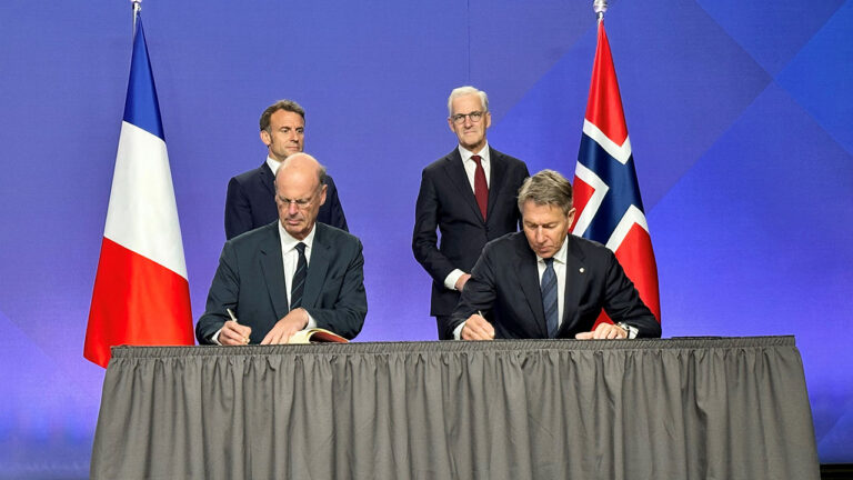 Firma del acuerdo entre los representantes de Francia y Noruega.