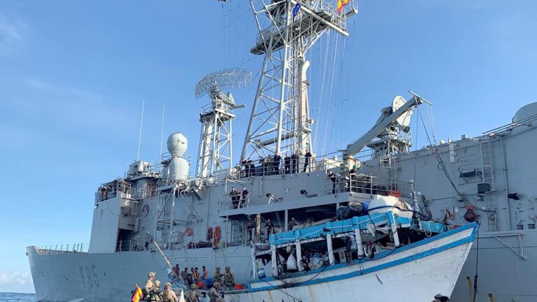 La fragata española Navarra en una operación antipiratería de la EUNAVFOR Atalanta.