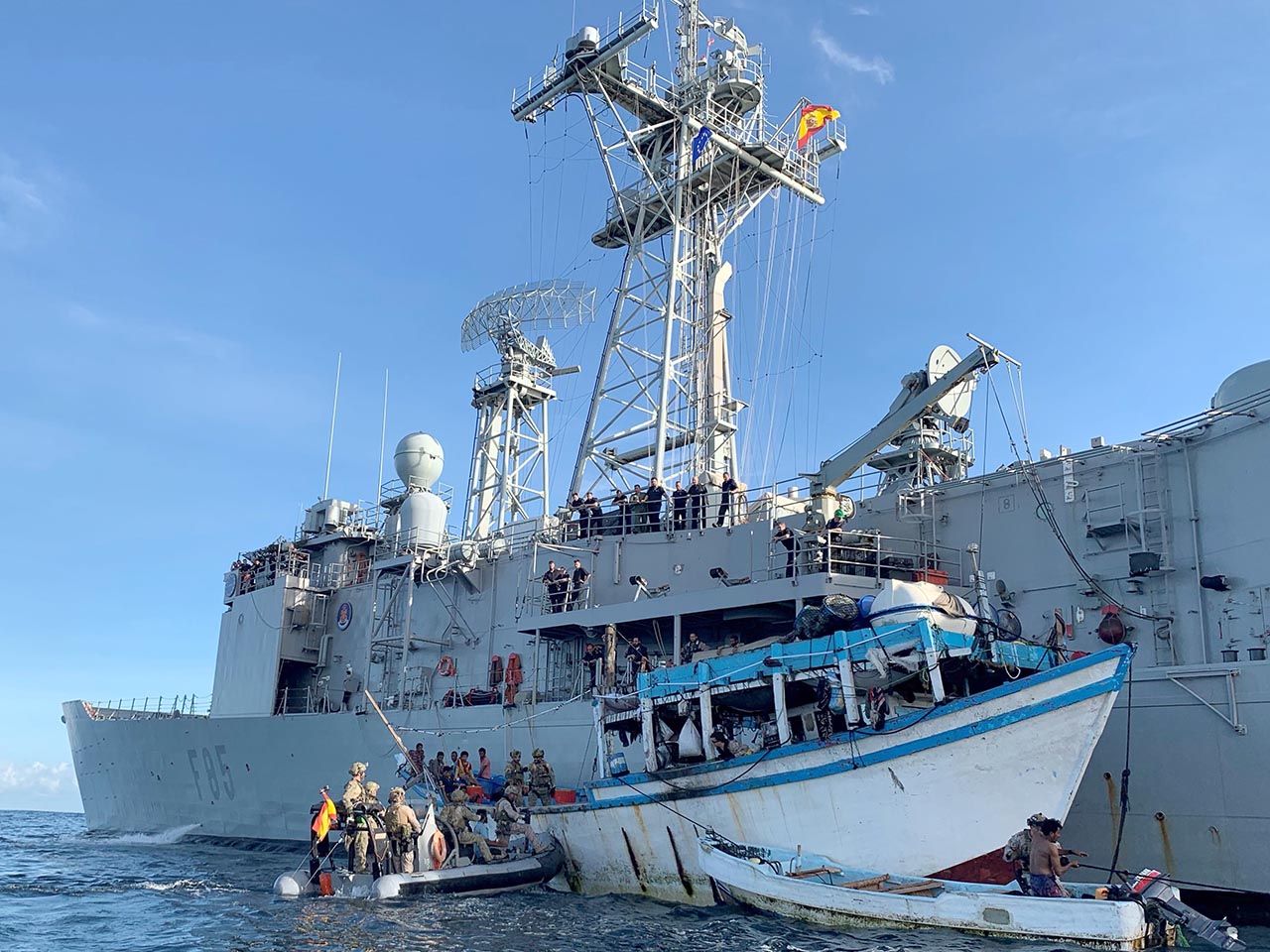 La fragata española Navarra en una operación antipiratería de la EUNAVFOR Atalanta.