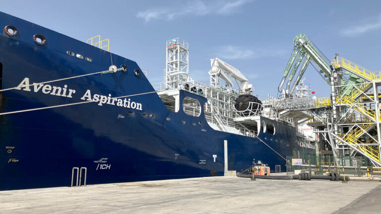 El Avenir Aspiration carga bioGNL en la terminal del puerto de Cartagena.