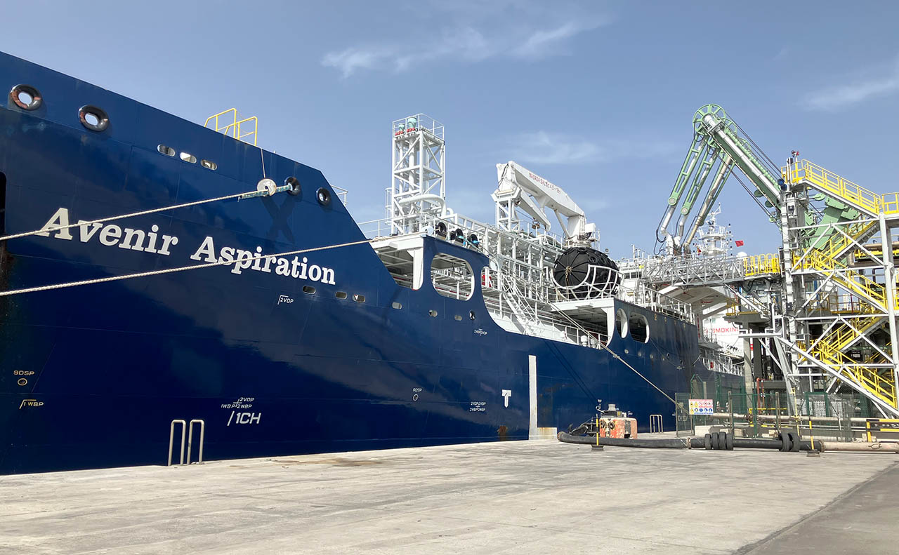 El Avenir Aspiration carga bioGNL en la terminal del puerto de Cartagena.