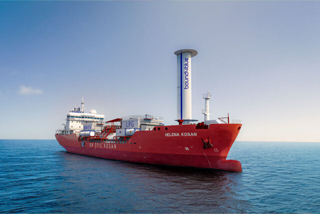 Fotomontaje de la vela de bound4blue instalada a bordo del gasero de GLP, Helena Kosan.
