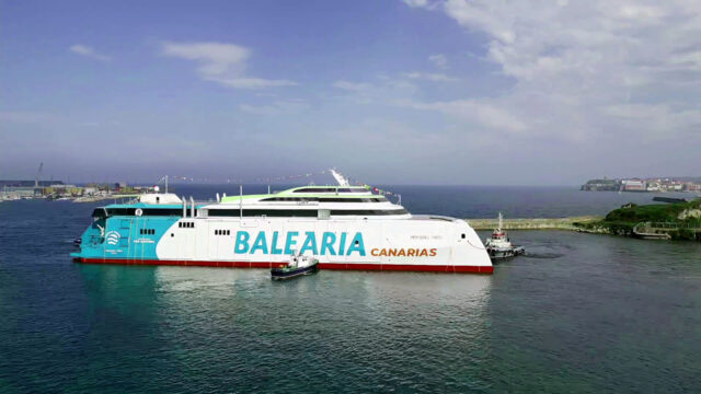 Botadura del Mercedes pinto en las instalaciones de Astilleros Armon, en Gijón.