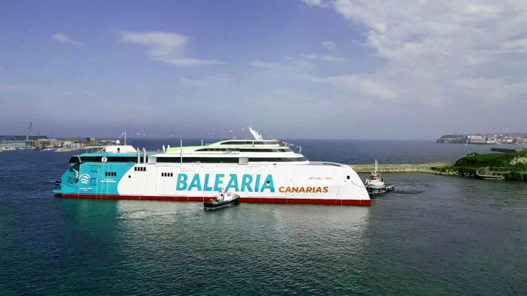 Botadura del Mercedes pinto en las instalaciones de Astilleros Armon, en Gijón.