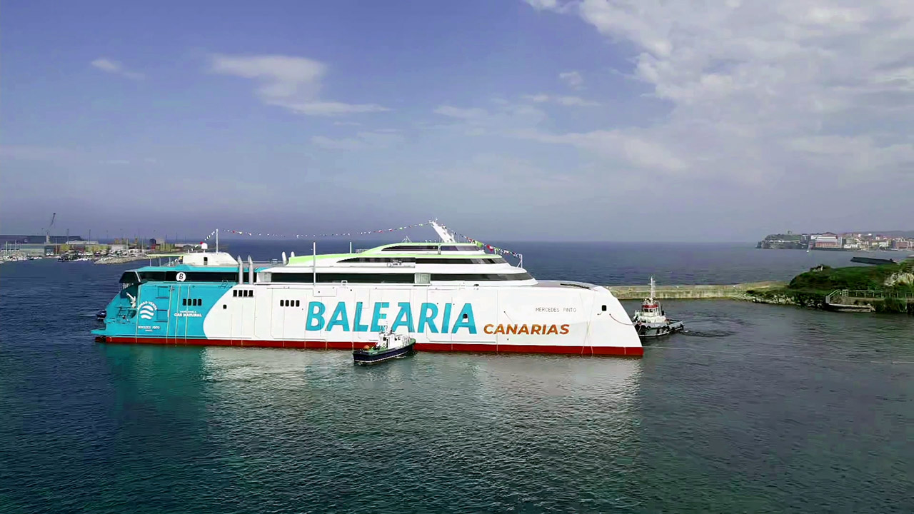 Botadura del Mercedes pinto en las instalaciones de Astilleros Armon, en Gijón.